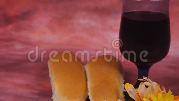 立沙巴蜡烛和无盖挑战面包视频的预览图
