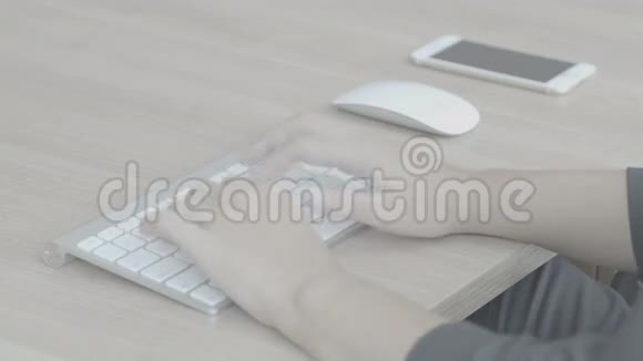 女人用电脑键盘打字博客视频的预览图