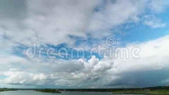 白色积云覆盖景观时间推移视频的预览图