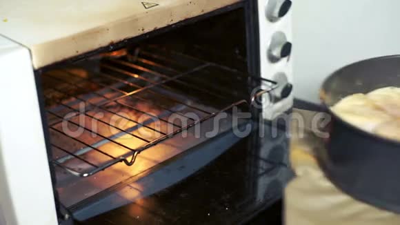 男人把苹果蛋糕放进烤箱烤蛋糕家庭烘焙面包店小烤箱视频的预览图