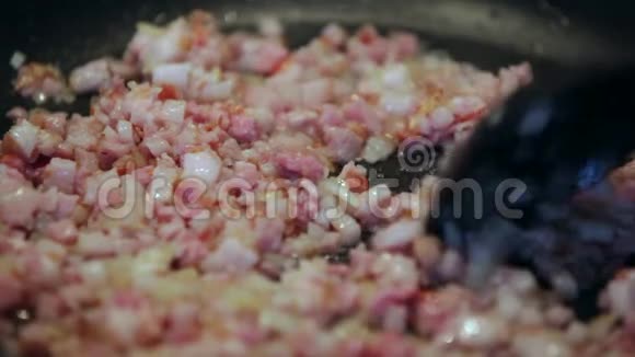 做晚餐切洋葱在锅上烤肉油泡视频的预览图