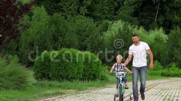 父亲教儿子骑自行车视频的预览图
