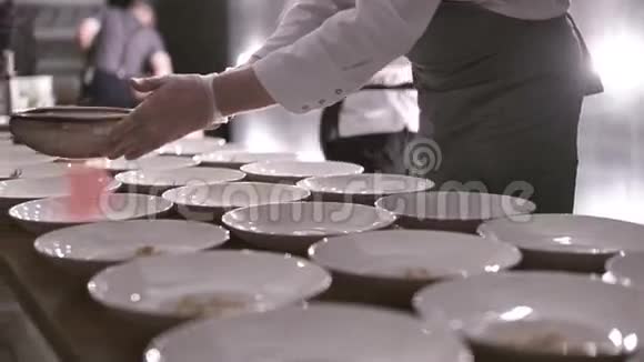 餐饮公司准备了大量的食物视频的预览图