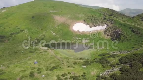 喀尔巴阡山脉高地Nesamovyte湖的鸟瞰图视频的预览图