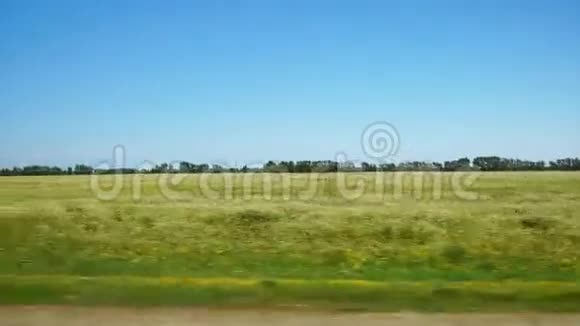 在一片农田上翻越白车POV视频的预览图