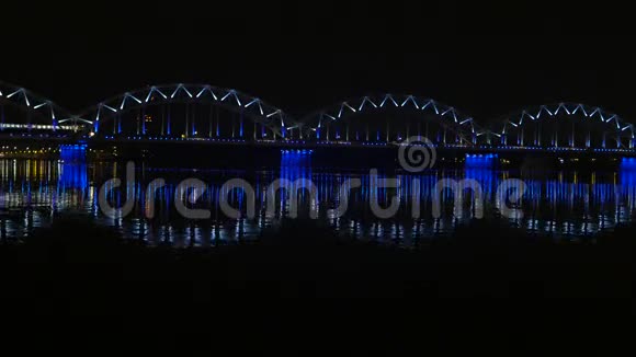 桥上的夜间列车4K视频的预览图