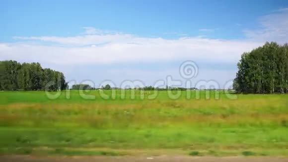 沿着风景优美的农田前进视频的预览图