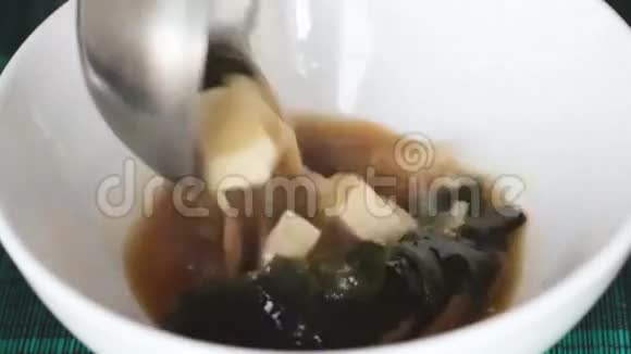 白色碗里的米索汤视频的预览图