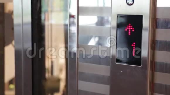 电梯从1楼到2楼视频的预览图