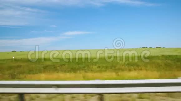 沿着一个黄色的农田前进视频的预览图