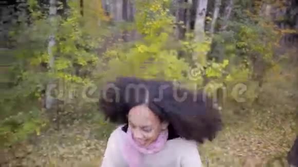 快乐的青少年用伞打树叶的雨视频的预览图