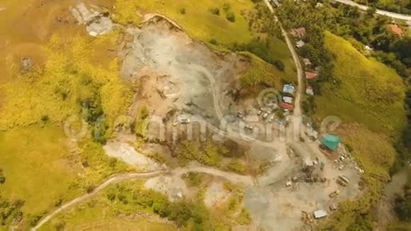 挖掘机在采石场装载卡车菲律宾博霍尔视频的预览图
