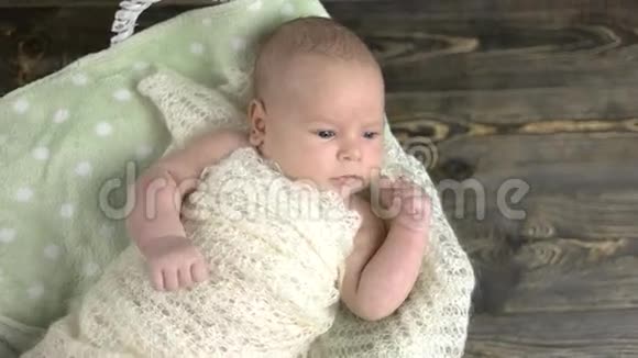 白种人婴儿带弓的篮子视频的预览图