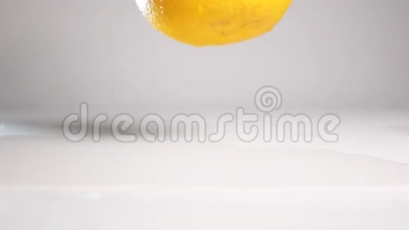橘子柚子落在白色表面视频的预览图
