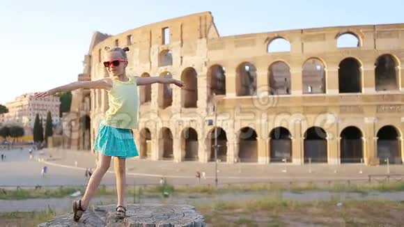 意大利罗马竞技场前的小女孩玩得很开心孩子在欧洲度过童年视频的预览图