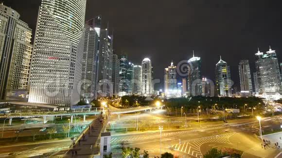 时间推移大城市交通和摩天大楼在夜间快速步行的人的轮廓视频的预览图