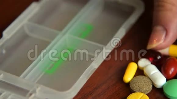 把药放进药丸盒里视频的预览图