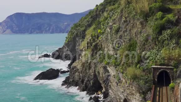 意大利CinqueTerre山顶Vernazza村的景观视频的预览图