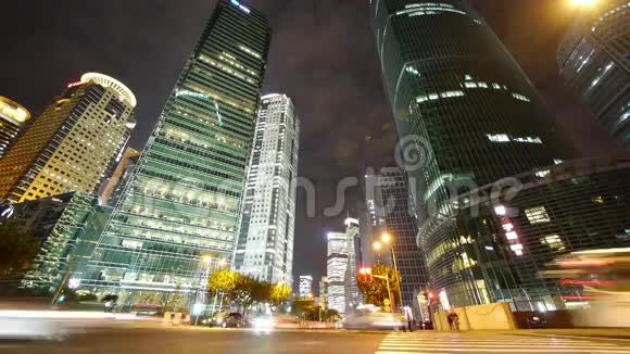 时光流逝城市交通经过摩天大楼夜晚照亮城市景观上海视频的预览图