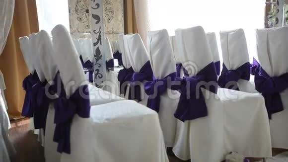 婚礼大厅装饰鲜花和椅子视频的预览图