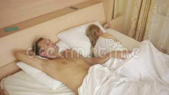 男人看着他女朋友睡觉时的电话不忠证明视频的预览图