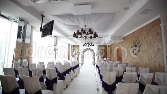 婚礼大厅装饰鲜花和椅子视频的预览图