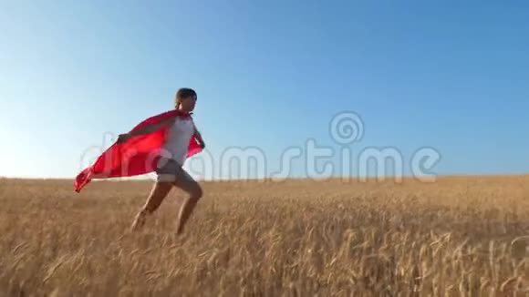 超级英雄女孩跑过田野小麦和蓝天视频的预览图