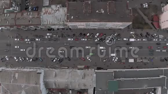 乌克兰卡普塔尔市基辅的汽车流量春季Drone4K航班视频的预览图