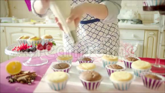 女人装饰纸杯蛋糕视频的预览图