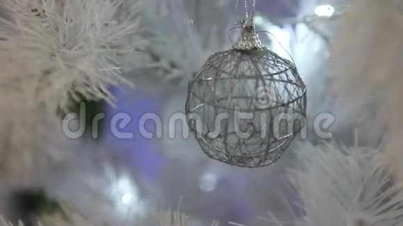 一颗白色圣诞树上的球视频的预览图