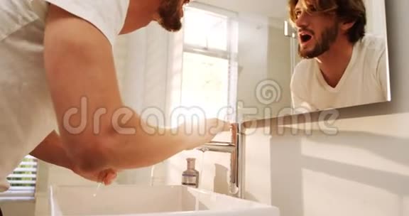 男人在浴室里用毛巾洗脸视频的预览图