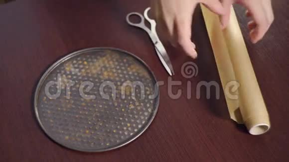 切割烤纸和涂布圆形烤盘厨房用具视频的预览图