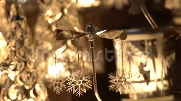 圣诞节市场上的圣诞玩具天使天使天使和蜡烛视频的预览图