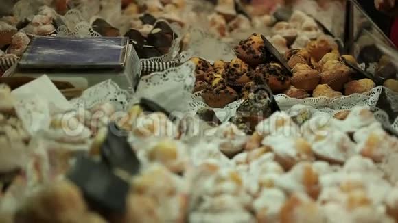 各种美味的甜食在中世纪的市场展示视频的预览图