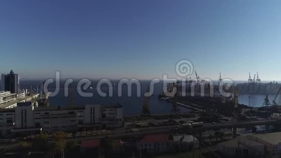 乌克兰黑海敖德萨港的鸟瞰图视频的预览图