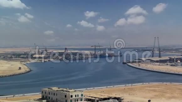 Ajman从屋顶天起的城市景观海岸线视频的预览图