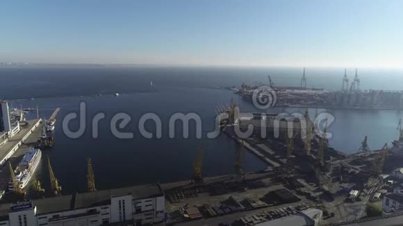 乌克兰黑海敖德萨港的鸟瞰图视频的预览图