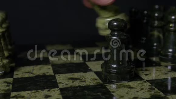 棋白马败黑卒有选择的焦点棋马卒黑色背景下的棋子详情视频的预览图