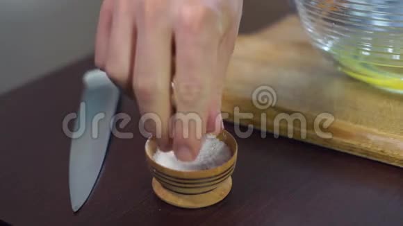 厨师把盐放进盐碟里食物成分烘焙原料一寸盐视频的预览图