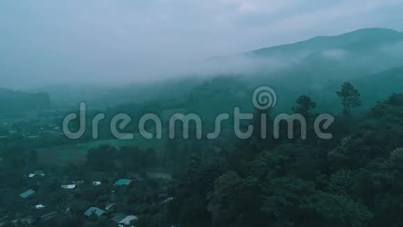 清莱地区青山绿水的鸟瞰图视频的预览图