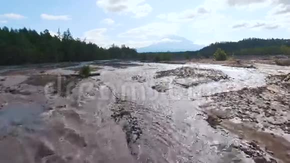 空中观景群山中模糊的河流这条路用水冲洗视频的预览图