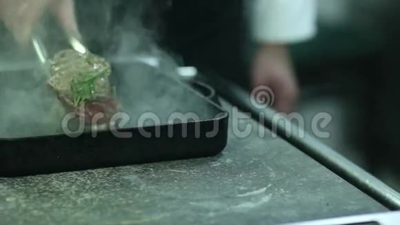 厨师在烤盘上烤牛排视频的预览图