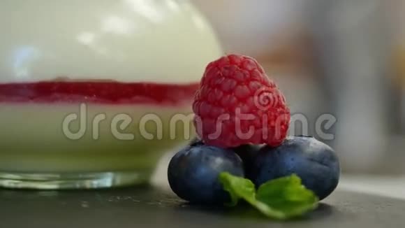 自制酸奶与蓝莓在玻璃罐布置精美的浆果装饰甜点关闭视频的预览图
