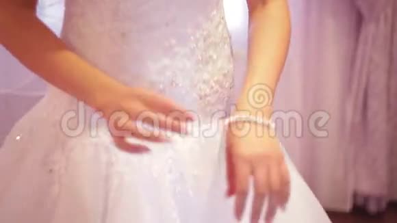 新娘礼服手镯在手臂上视频的预览图