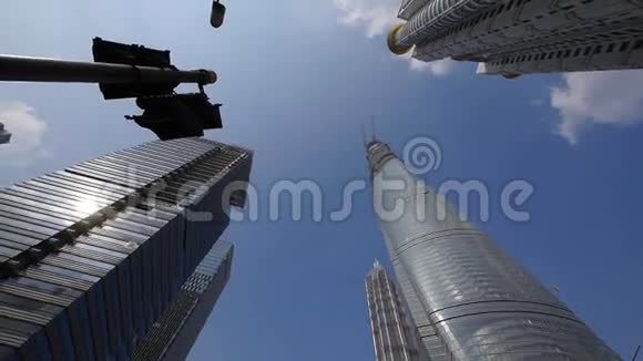 上海陆家嘴金融中心和摩天大楼旋转镜头视频的预览图