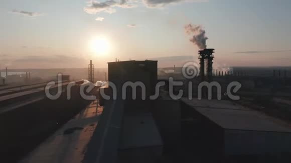 空中观景与太阳形成对比的是从工厂管道中倒出带有管道厚厚白烟的工业区视频的预览图
