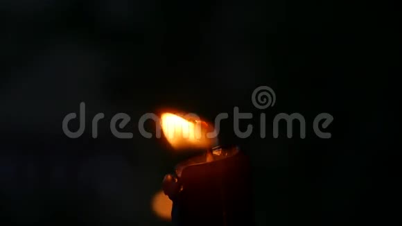 蜡烛火焰在黑色背景下吹灭蜡烛4KUHD视频的预览图