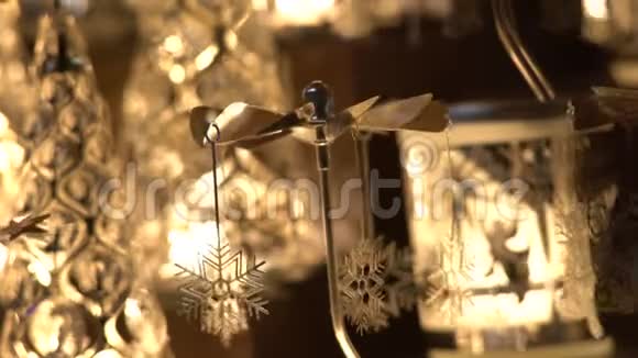 圣诞节市场上的圣诞玩具天使天使天使和蜡烛视频的预览图