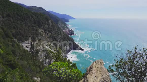 意大利CinqueTerre山顶Vernazza村的景观视频的预览图