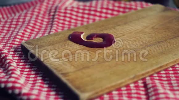 苹果皮落在木板上红苹果皮视频的预览图
